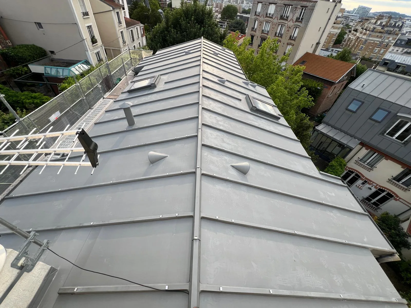 Toiture scéenne vue depuis la rue