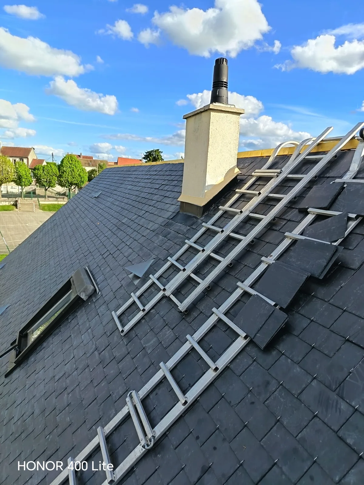Ardoise fixée au crochet inox sur une villa scéenne