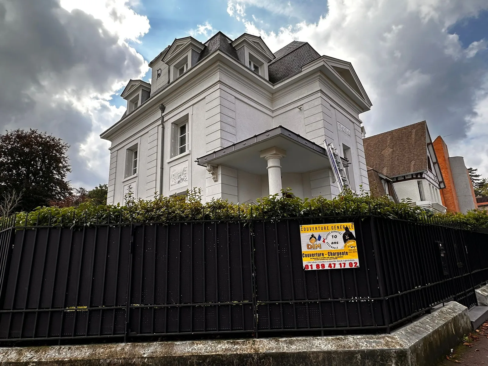 Rang d'ardoise aligné au cordeau, chantier scéen